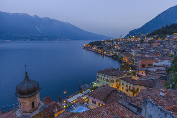 Beliebtes Reiseziel, Limone am Gardasee in der Abenddämmerung, Brescia, Lombardei, Italien - obrazy, fototapety, plakaty