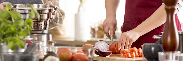 Femme préparant la sauce tomate