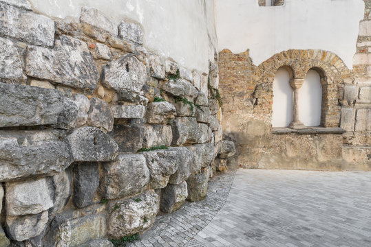 Alte r&ouml;mische Stadtmauer der Castra Regina in Regensburg, Deutschland
