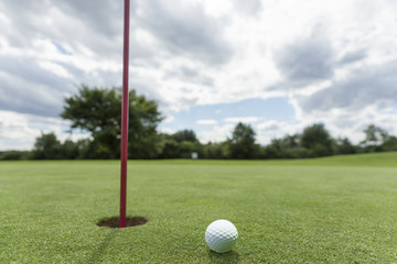 Obraz premium einlochen, golfball