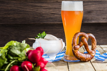 Oktoberfest Mahlzeit Weissbier und traditioneles Essen.