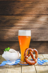 Oktoberfest Mahlzeit Weissbier und traditioneles Essen.