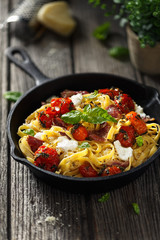 Pâte carbonara et tomates rôties aux herbes