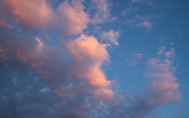 Blauer Himmel mit Wolke wie ein Kopf