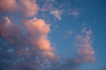 Blauer Himmel mit Wolke wie ein Kopf