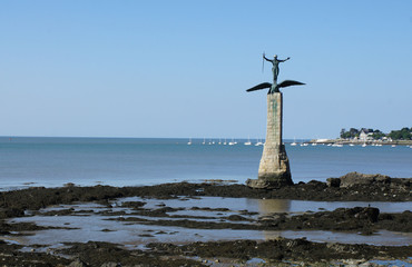 statue monumentale qui orne le front de mer de Saint-Nazaire le « monument américain » ou, plus affectueusement, le « Sammy » - obrazy, fototapety, plakaty
