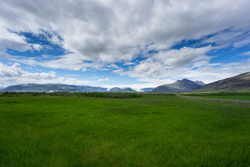 Obraz premium Iceland - Endless street between green meadow, volcanoes and glaciers