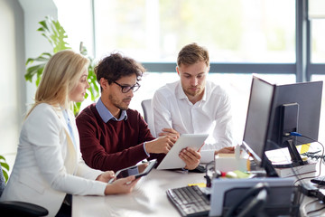 Obraz premium business team with tablet pc at office