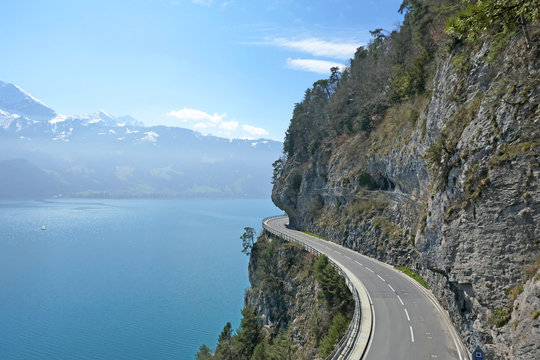 Fototapeta Bergstrasse, Beatenbucht am Thunersee, Alpen, Schweiz 