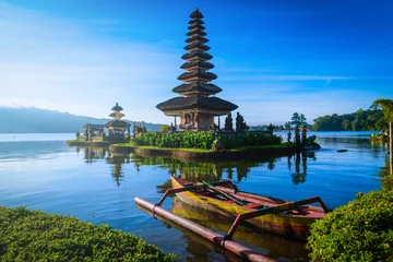 Crédence de cuisine en verre imprimé Bali Pura Ulun Danu Bratan, temple hindou avec bateau sur le paysage du lac Bratan au lever du soleil à Bali, Indonésie.