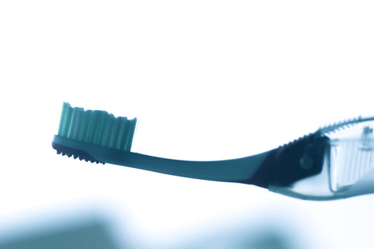 Manual dental toothbrush