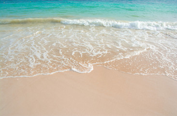 Obraz premium beautiful wave of ocean on the beach