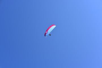 Parapente, volando en cielo azul