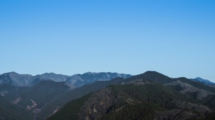 青空と山地