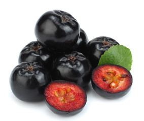 Obraz premium Chokeberry with leaf isolated on white background. Black aronia.