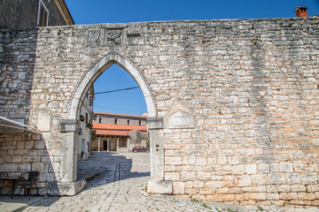 Das malerische Dorf Sveti Lovrec in Istrien, Kroatien