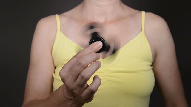frau mit fidget spinner