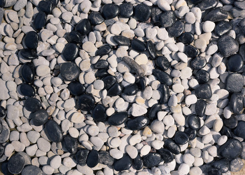 Spiral of black and white pebbles