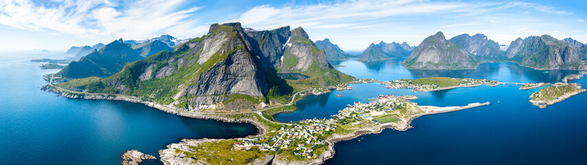 Luchtpanorama van Reine, Lofoten, Noorwegen, zonnige arctische zomer