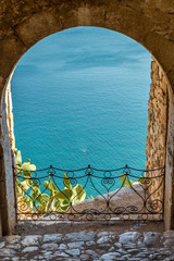Ouverture sur la mer et le baigneur solitaire