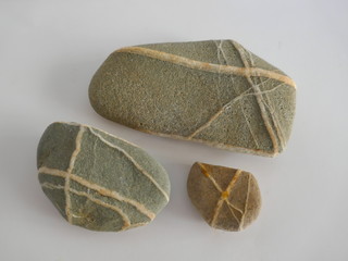Drei schöne Steine, mit streifen, isoliert auf weißem Hintergrund