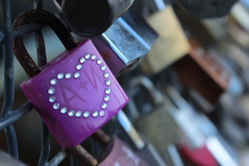 Obraz na płótnie Canvas Purple padlock with heart