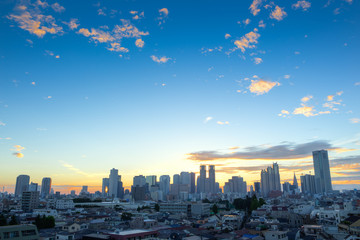 【東京・新宿高層ビル】朝・夏