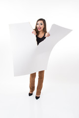 Mulher rasgando um cartaz