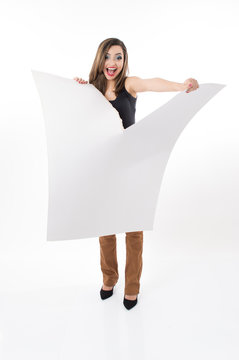 Mulher rasgando um cartaz