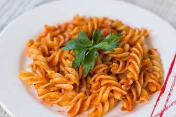 pasta fussili con salsa italiana de tomate