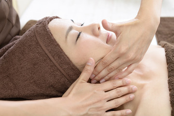 フェイシャルマッサージを受ける女性