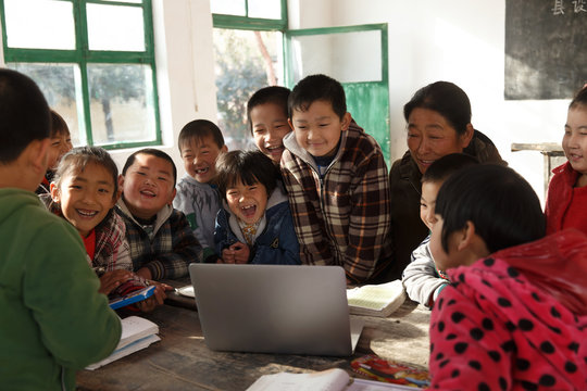 Rural female teachers and pupils in the use of computers
