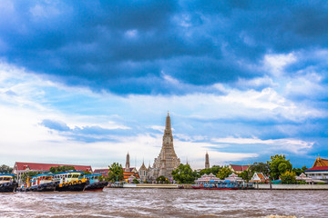 Fototapeta premium Wat Arun -the Temple of Dawn in Bangkok, Thailand