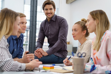 junges team in einer besprechung