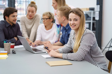 kreatives junges team arbeitet im büro