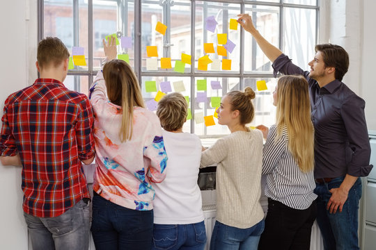 teilnehmer an einem seminar schreiben ideen auf zettel