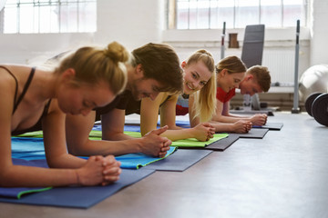 gruppe trainiert im studio