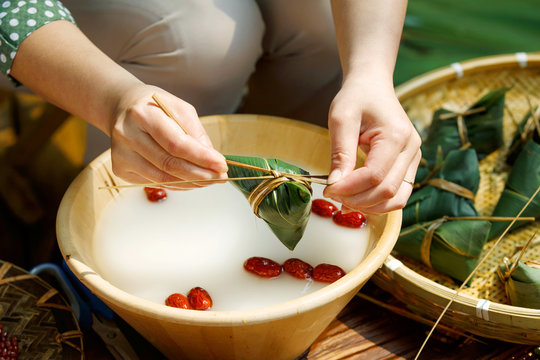 Middle-aged women are making zongzi