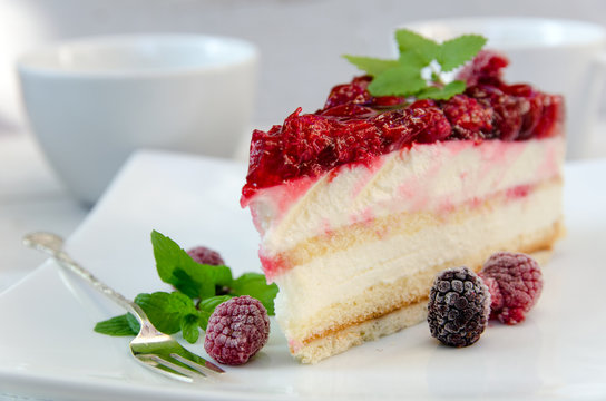 Sommerlicher Genuss f&uuml;r Feinschmecker: Frische, leckere, fruchtige Himbeertorte zum Kaffee :)