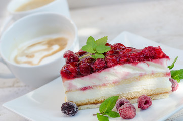 Sommerlicher Genuss für Feinschmecker: Frische, leckere, fruchtige Himbeertorte zum Kaffee :)