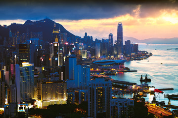 Fototapeta premium Ekran Day2Night na wzgórzu Braemar punkt widzenia do obserwacji portu Victoria, Hong Kong