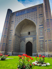 Fototapeta na wymiar Majestic beauty of the Uzbek architecture in Samarcand