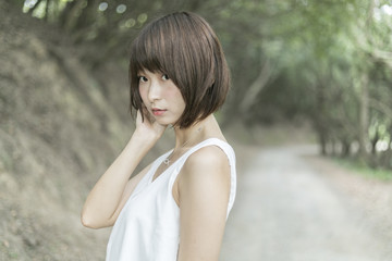 Naklejka premium 林の女性