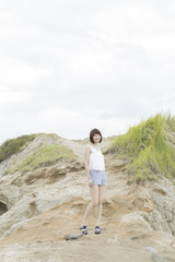 Naklejka premium 岩場にいる女性