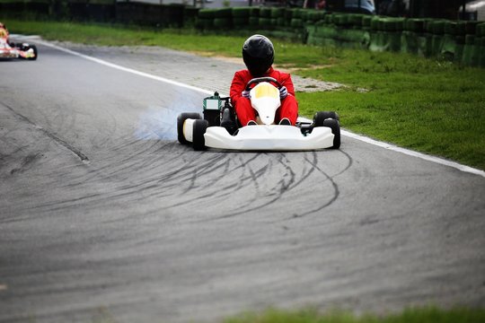 Kartfahrer auf der Rennbahn