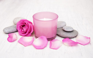 Obraz na płótnie Canvas Massage stones with pink roses