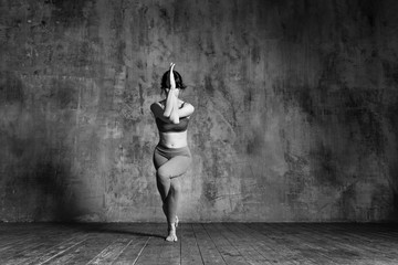 Fototapeta na wymiar Young beautiful fitness female posing in studio