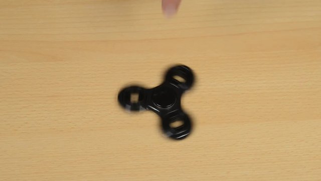 frau mit fidget spinner