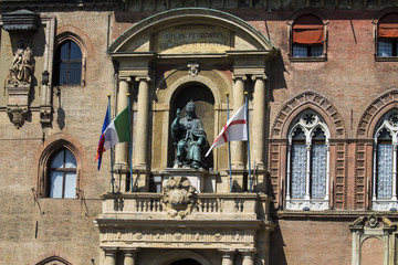 BOLOGNA, ITALIA - LUGLIO 22, 2017: Piazza Maggiore, dettaglio architettonico  del Palazzo d'Accursio o Comunale  che è attualmente sede del municipio - Emilia Romagna