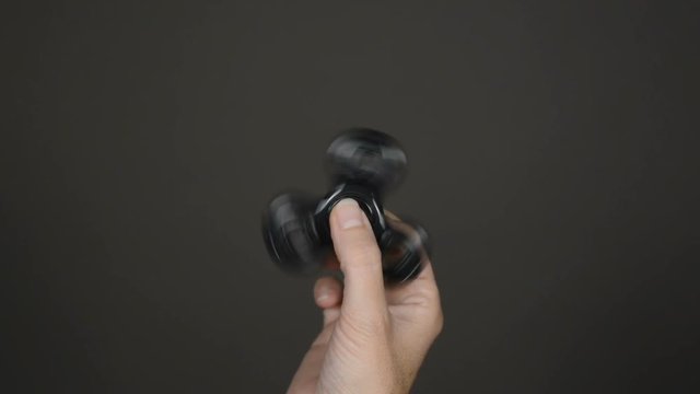 frau mit fidget spinner